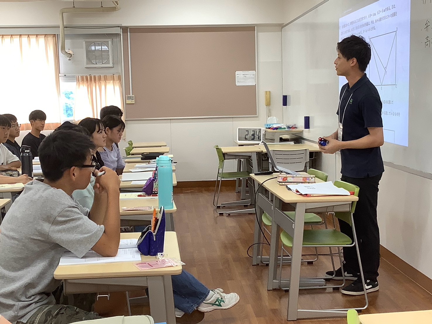 先生が前に立って授業を進める様子