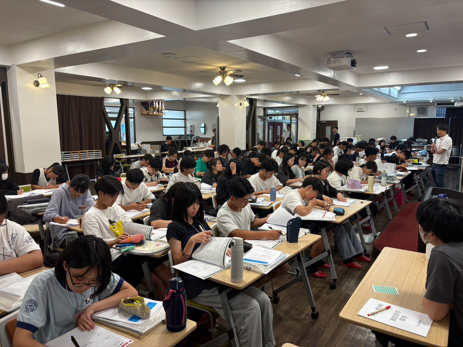 会場いっぱいに広がる教室で学習する生徒たち