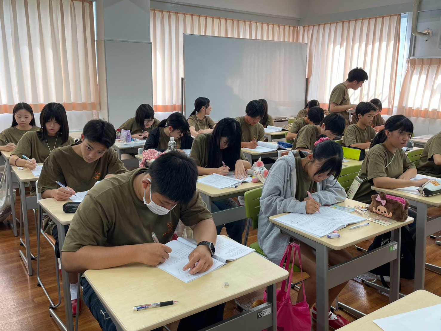 教室で集中して問題に取り組む生徒たち