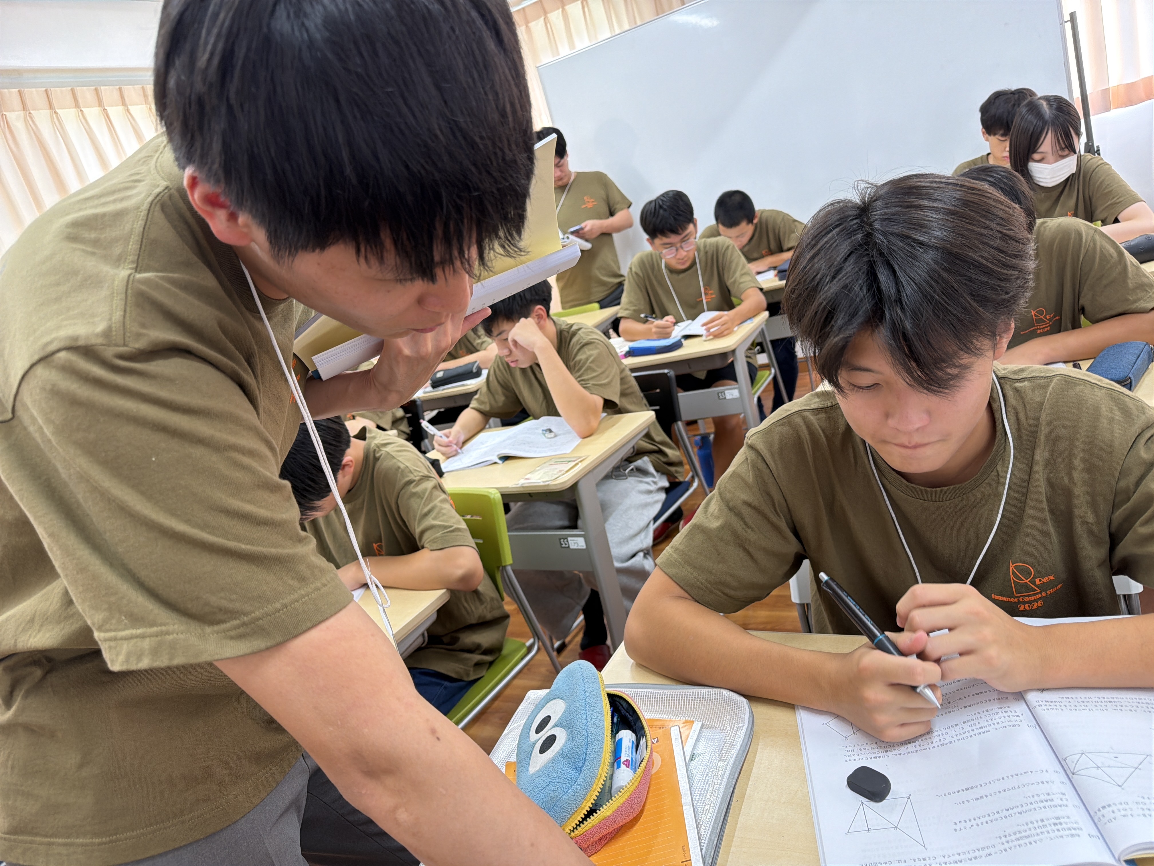 先生が生徒を個別にサポートする様子