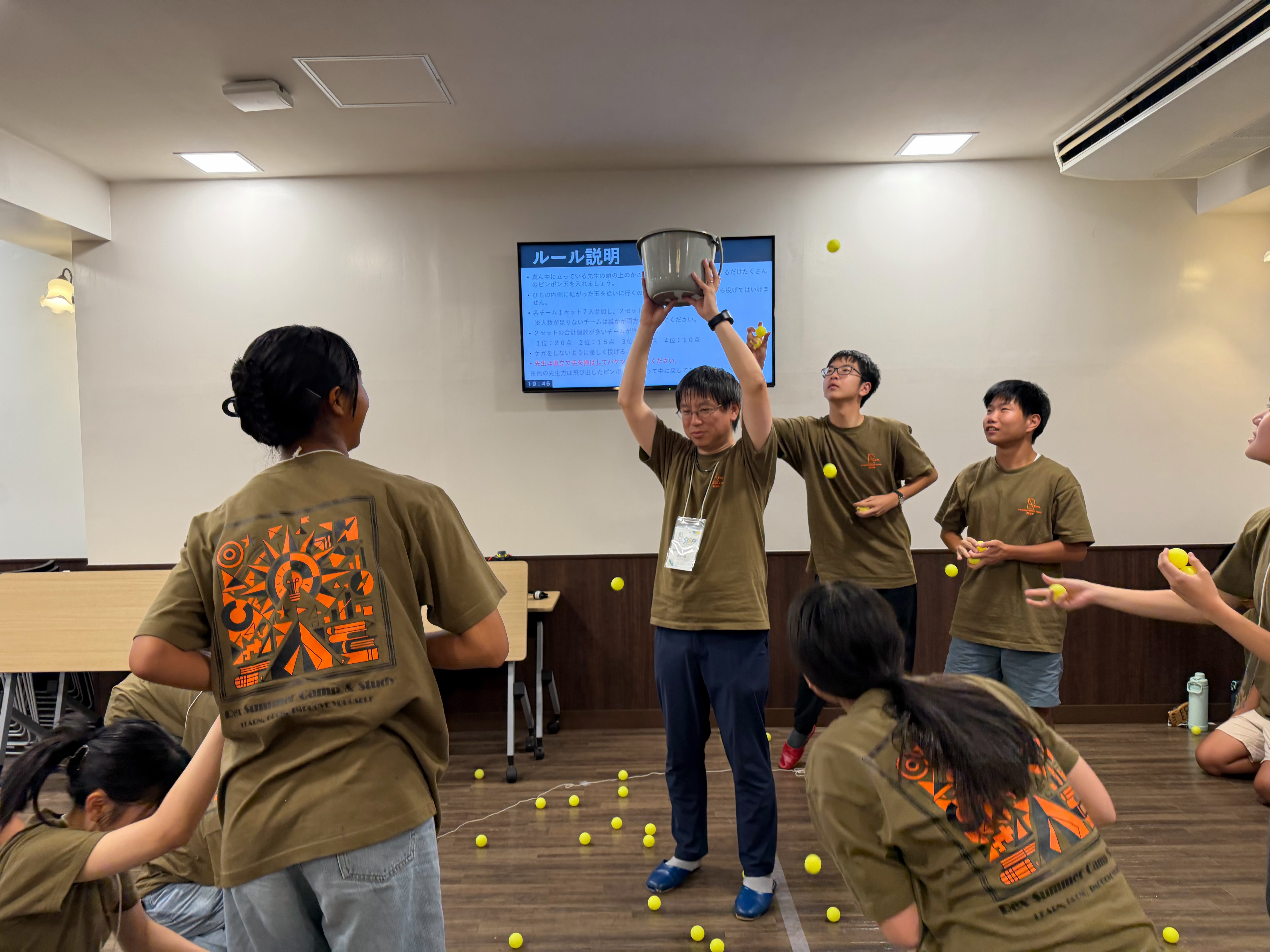 お楽しみ会で生徒たちがゲームを楽しむ様子