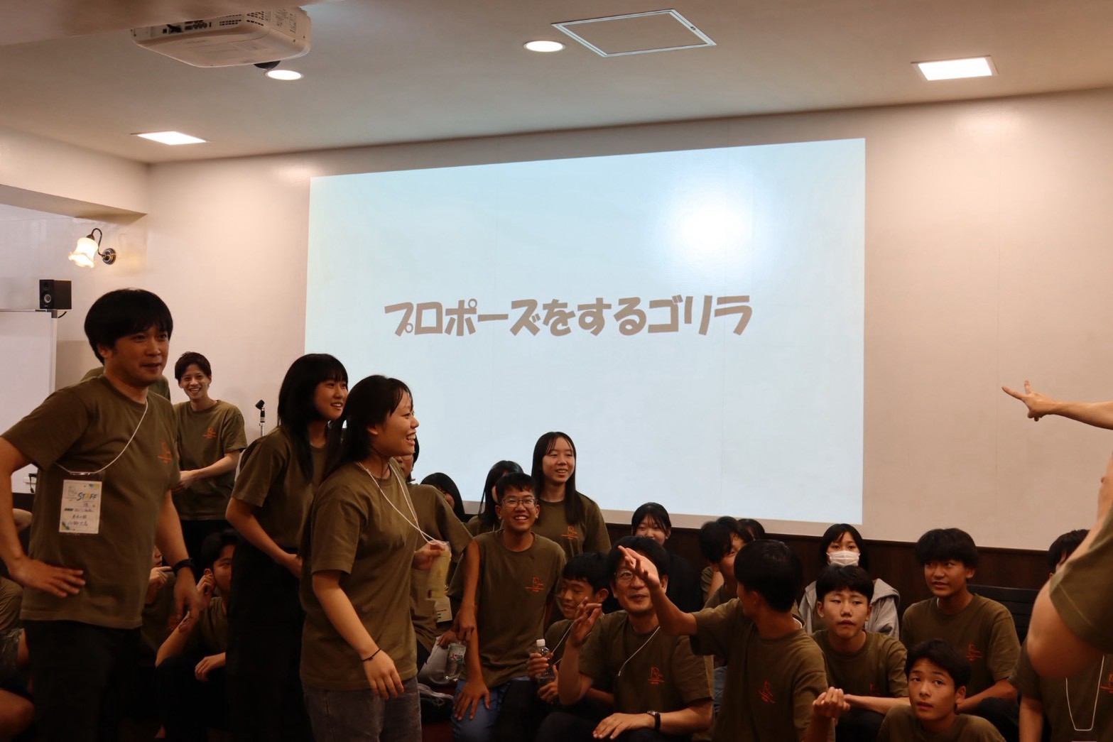 お楽しみ会で仲間と盛り上がる生徒たち